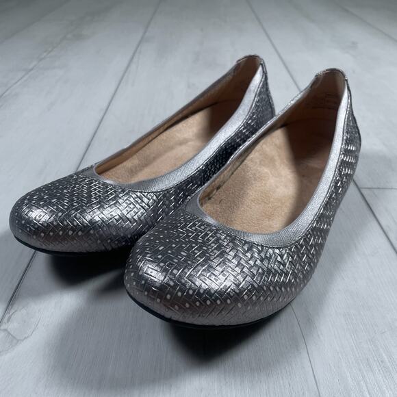 Vionic Women's 7.5 Anita Silver Woven Comfy Ballet Flats Slip On - Picture 1 of 9
